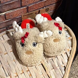 Dearfoams Beige Reindeer Slippers with Red Accents